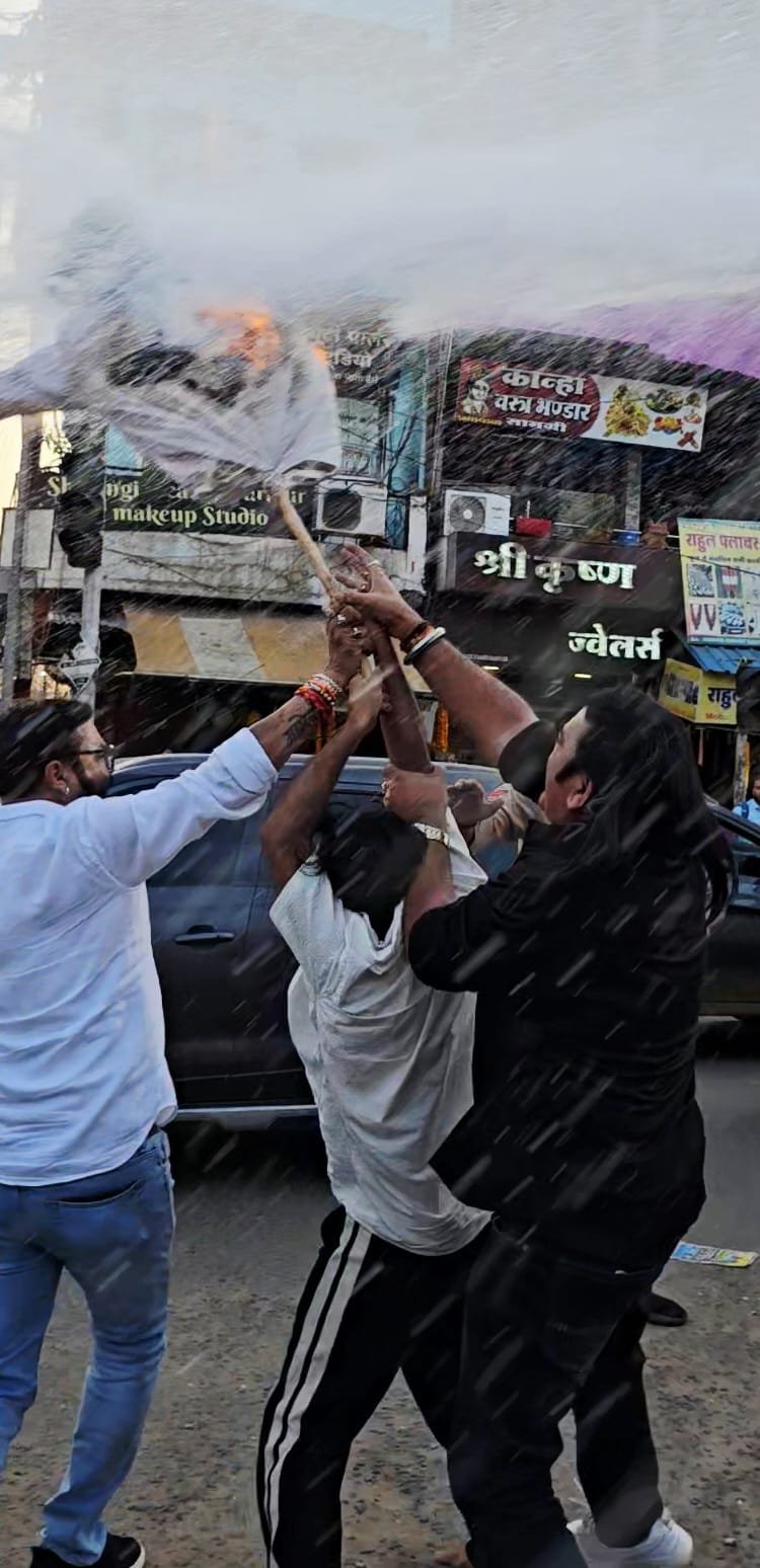 अभद्र भाषा के विरोध में कांग्रेस ने किया मुख्यमंत्री का पुतला दहन