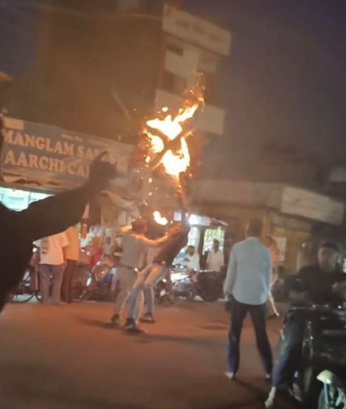 मुख्यमंत्री की टिप्पणी पर कांग्रेस का विरोध, धनपुरी में पुतला दहन कर जताया आक्रोश