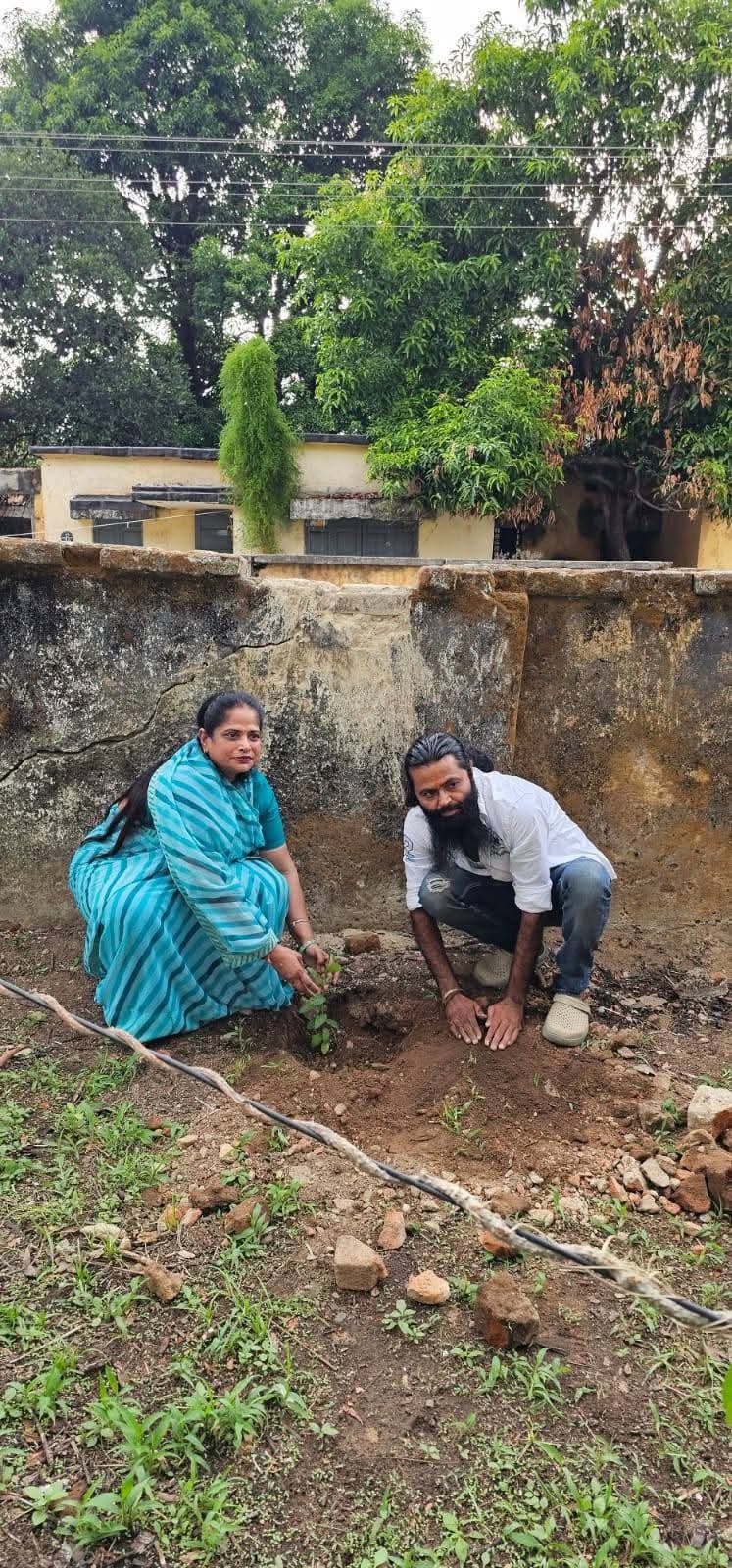 हर घर हरियाली का संकल्प: पार्षद ने रोपे पौधे, कहा- आज का पौधा बनेगा कल की जिंदगी