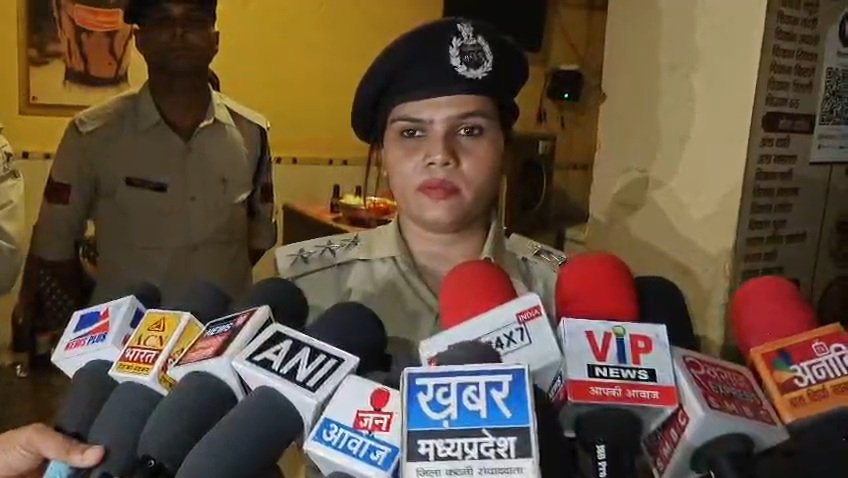 82.86 लाख की जमीन, 18.20 लाख की रजिस्ट्री CSP नेहा पच्चीसिया समेत तीन पर FIR, हत्या के आरोपी के परिवार पर दबाव बनाकर जमीन सौदे का आरोप विभागीय जांच के बाद कुठला थाने में आपराधिक प्रकरण दर्ज,क्षितिज राज बारापत्रे और मारूफ अहमद हनफी भी नामजद, बैंक खातों के लेन-देन ने खड़े किए गंभीर सवाल