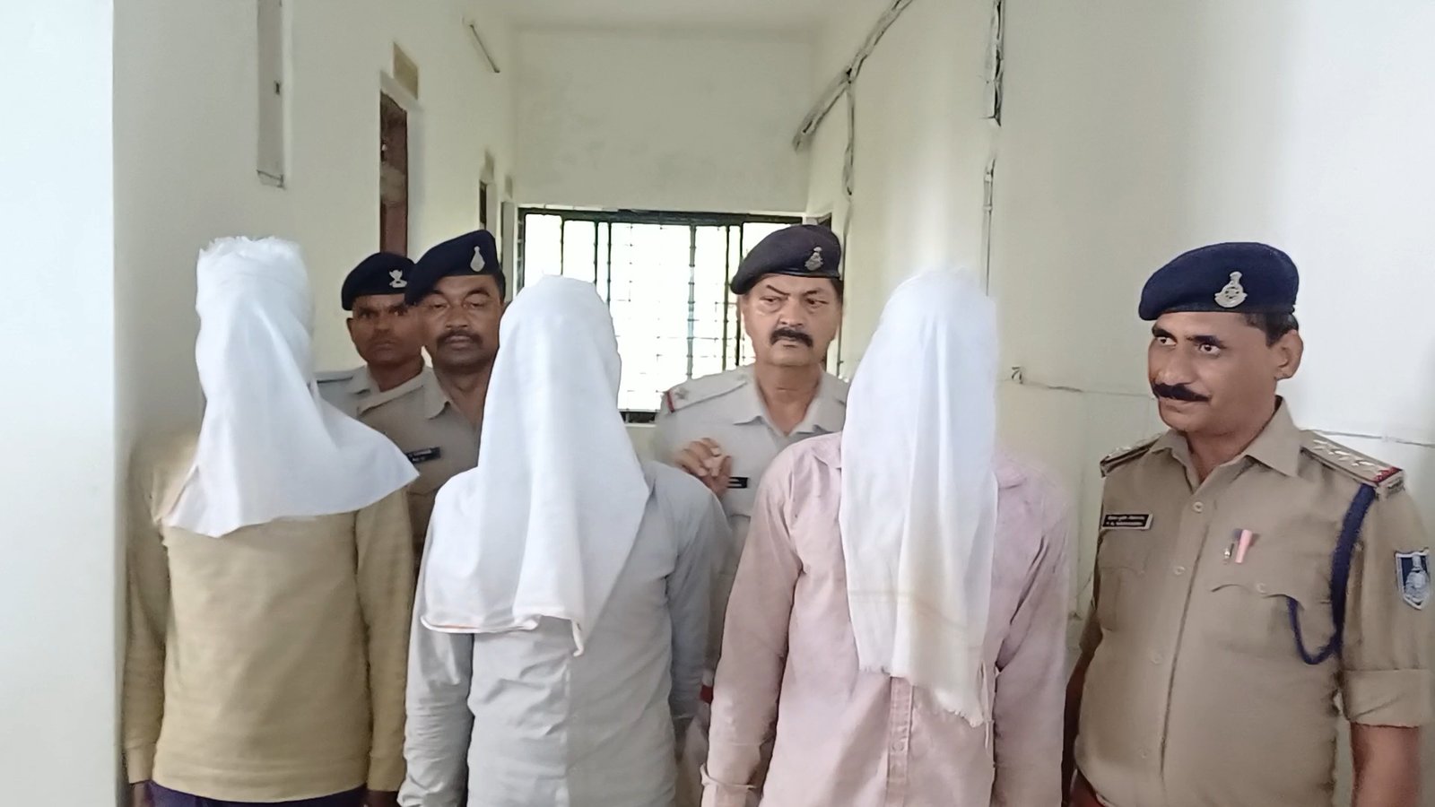 शव जलाया, पहचान मिटाई….लेकिन कालर का टेंग बन गया गवाह 6 महीने बाद सुलझी सनसनीखेज मर्डर मिस्ट्री, शव जलाकर जंगल से स्टॉप डैम तक पहुंचाया था हत्यारों ने