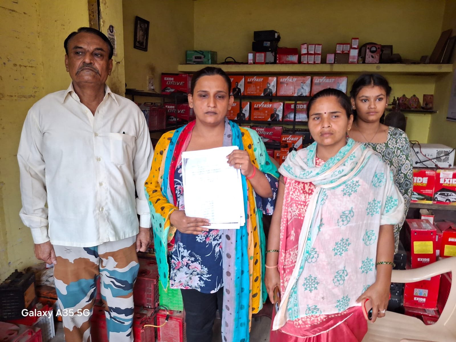 22 साल के बेटे की मौत ने मां को किया बेचैन बोली- विवेक आत्महत्या नहीं कर सकता  फांसी पर लटका मिला युवक, अंतिम संस्कार की सूचना भी मां से छिपाने का आरोप एसपी से लगाई निष्पक्ष जांच की गुहार
