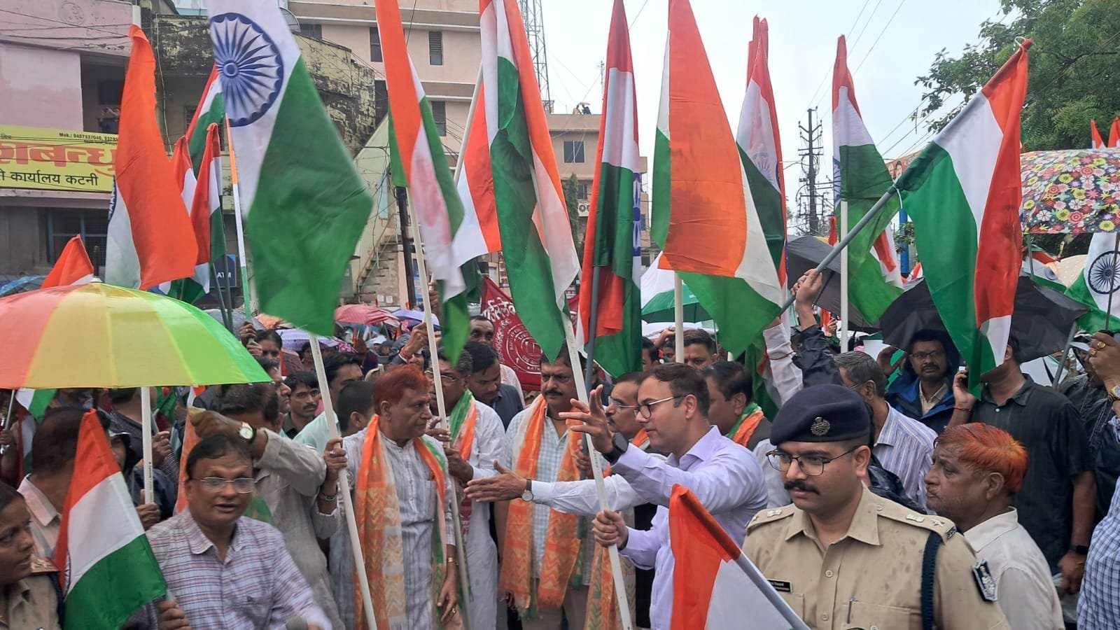 बूंदों ने नहीं रोका देशभक्ति का सैलाब, तिरंगा यात्रा में उमड़ा जनसैलाब बारिश की फुहारों के बीच गूंजा भारत माता की जय, तिरंगामय हुआ नगर