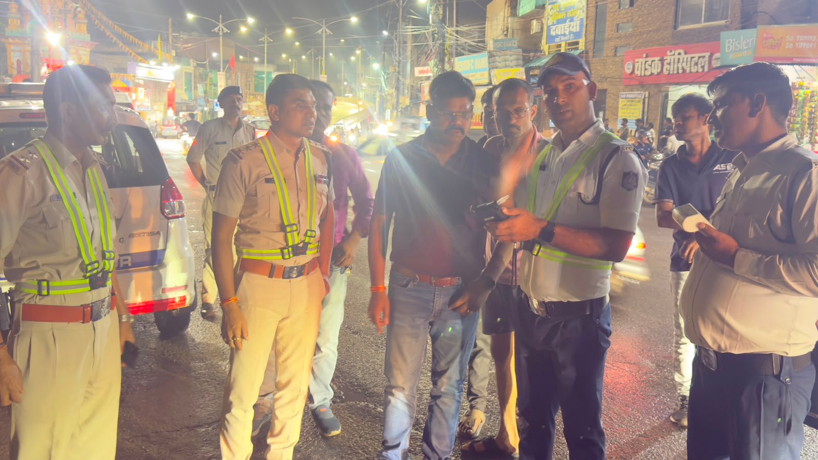 यातायात व्यवस्था परखने सड़क पर उतरे एएसपी कमल मौर्य, ब्रेथ एनालाइजर से खुद की जांच,चेकिंग में शराबी ऑटो चालक पकड़ा