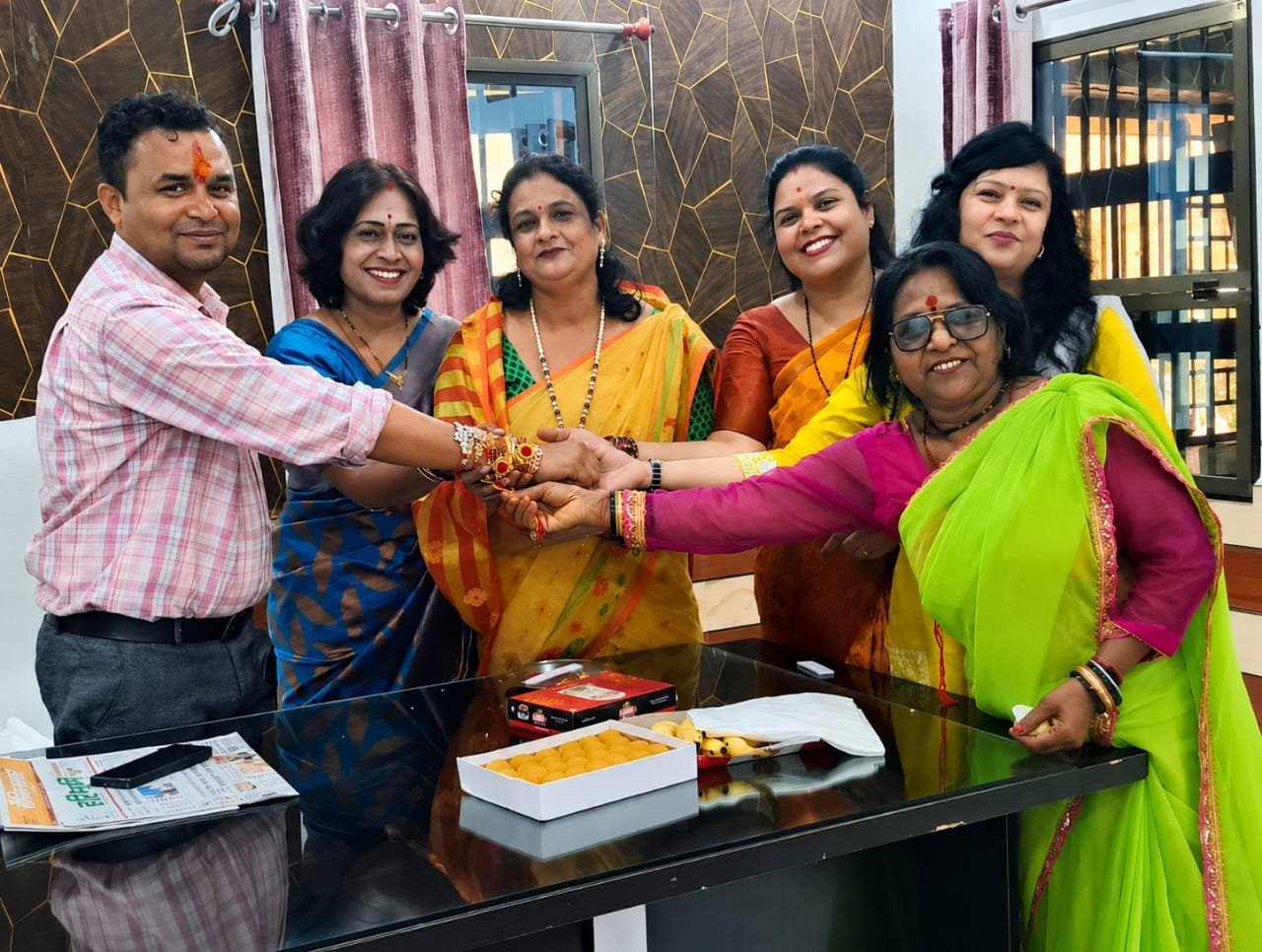 रक्षाबंधन पर झिंझरी जेल में बंटी खुशियां, मासूम बच्चों के चेहरों पर खिली मुस्कान मुस्कान ड्रीम्स समाजसेवी संस्था एवं अखिल भारतीय ब्राह्मण समाज संगठन ने महिला बंदियों और उनके बच्चों के साथ मनाया रक्षाबंधन पर्व