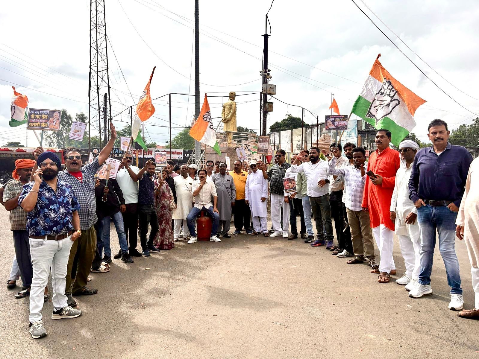 महंगाई के खिलाफ कांग्रेस का अनोखा प्रदर्शन, गन्ने शक्कर-गैस सिलेंडर रख जताया विरोध*