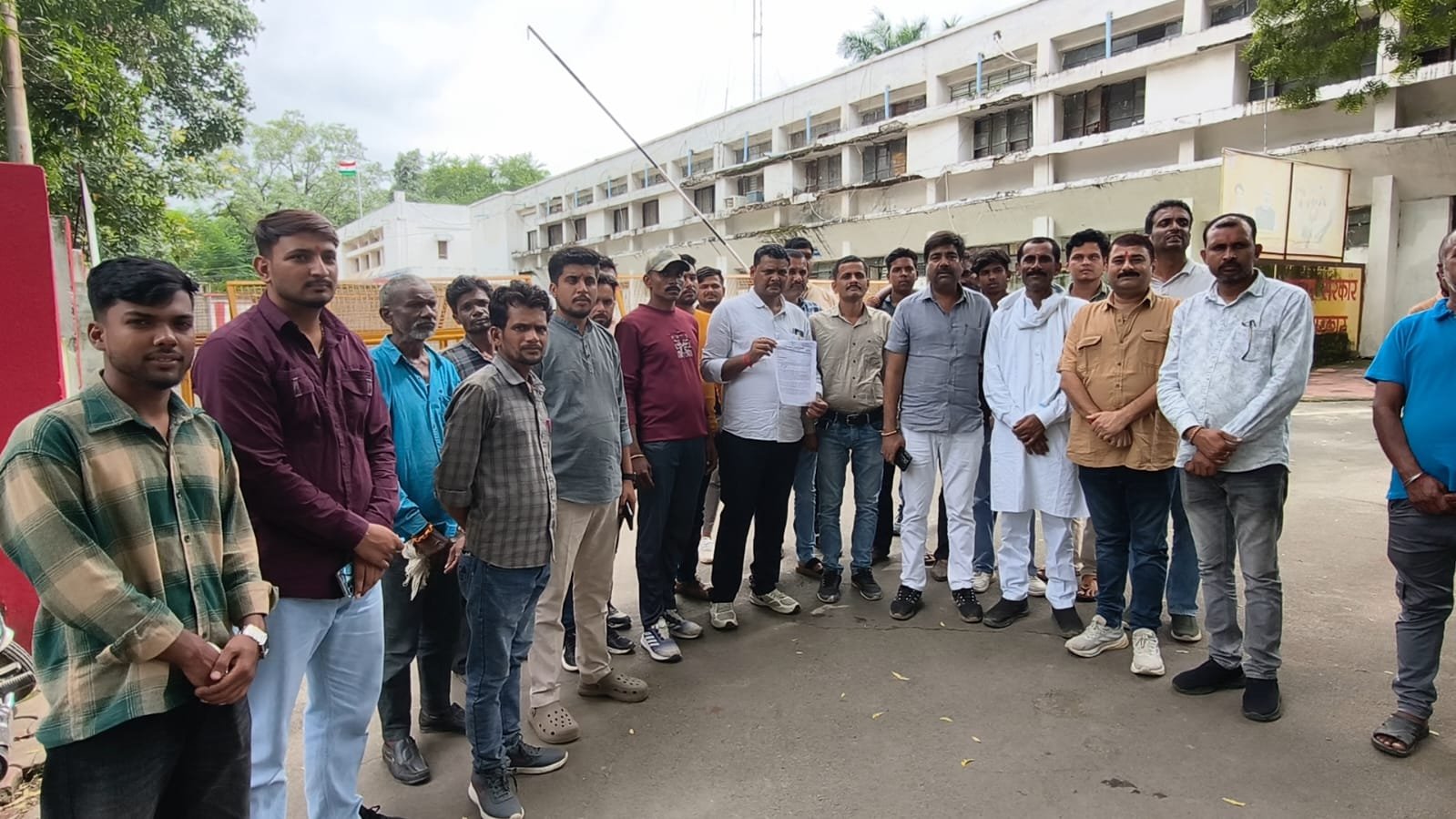 रोजगार और वाहन भुगतान को लेकर जय अम्बे रोड लाइंस पर गंभीर आरोप