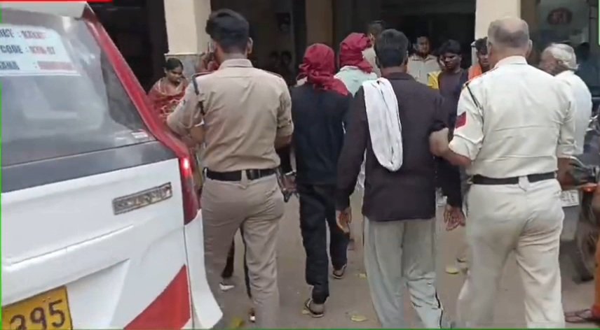 मणप्पुरम गोल्ड डकैती में फिर बड़ी हलचल संबलपुर जेल से तीन आरोपी कटनी लाए गए 16 किलो सोना और साढ़े तीन लाख नकद लूटने वाले गिरोह की कड़ियां जोड़ने में जुटी पुलिस; तीनों को 30 दिन के प्रोडक्शन वारंट पर लाया गया, 3 सितंबर तक पुलिस रिमांड चार साल पुराने बहुचर्चित डकैतीकांड में अब तक आठ आरोपियों के पुलिस की पकड़ में आने का दावा, लूटे गए सोने की बरामदगी और कथित मास्टरमाइंड तक पहुंचना अभी भी सबसे बड़ी चुनौती