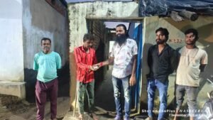लकवे से जूझ रहे जग्गू कोल के परिवार का सहारा बने पार्षद पवन चीनी
