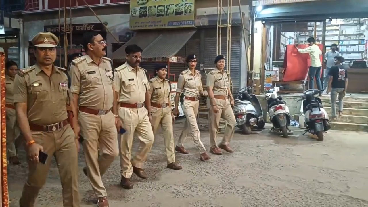 गणेश उत्सव की सुरक्षा को लेकर पुलिस का फ्लैग मार्च शहर के प्रमुख मार्गों और संवेदनशील क्षेत्रों में पुलिस बल ने किया भ्रमण, यातायात एवं भीड़ नियंत्रण व्यवस्था का लिया जायजा